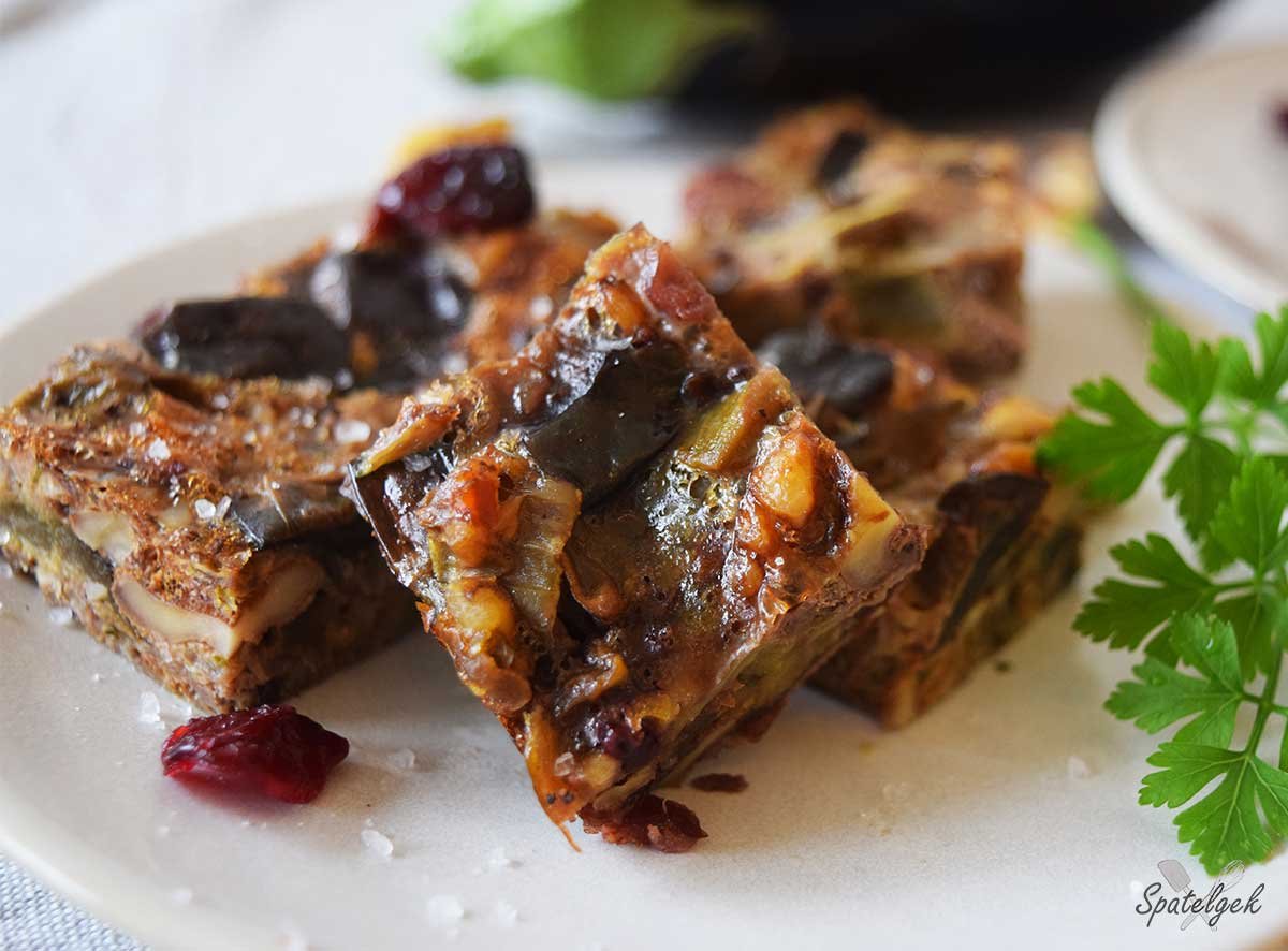 Aubergine kuku met walnoten en cranberry's