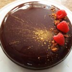 Entremet chocolademousse framboos met goudpoeder