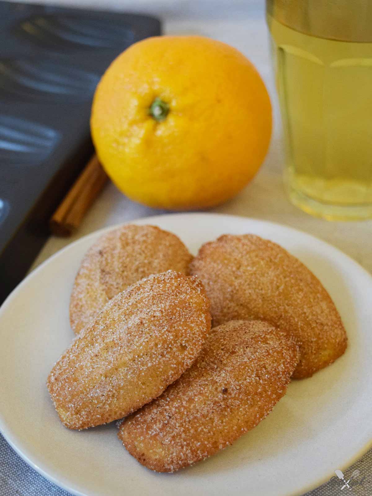 Schaaltje madeleines met sinaasappel