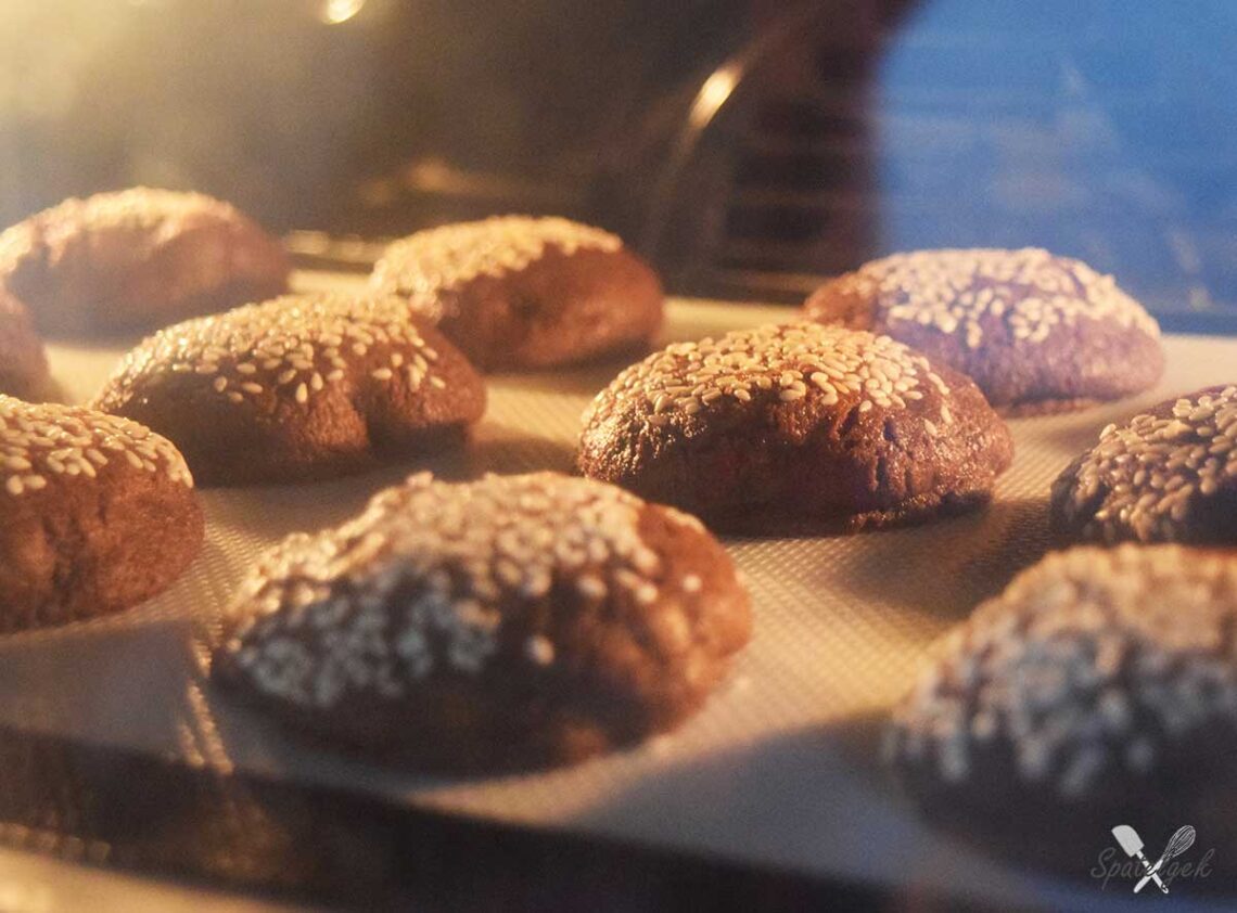 Chocolade koekjes met sesam in oven
