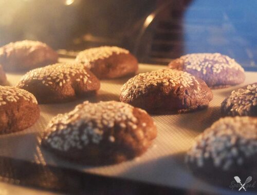 Chocolade koekjes met sesam in oven