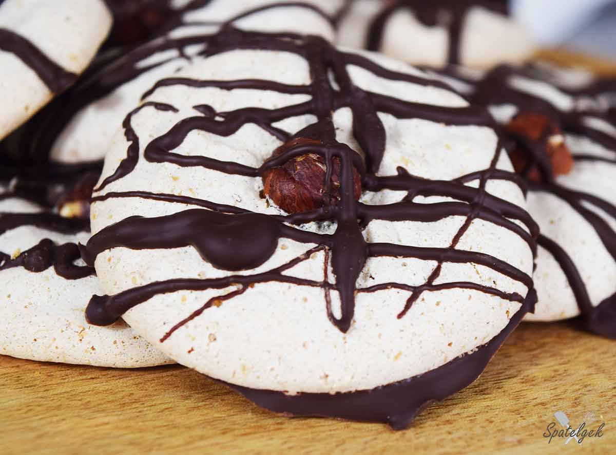 Hazelnoten meringue koekjes pure chocolade