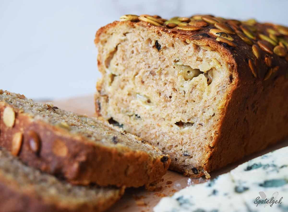 Brood met paddenstoelen en blauwe kaas