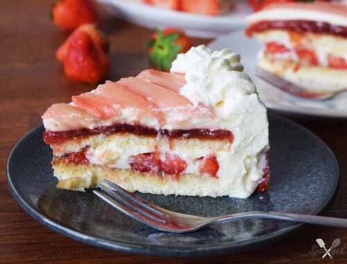 fraisier taart aardbeien rabarber mousse slagroom biscuit jam