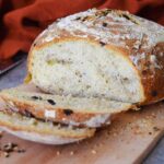 halloumi brood sesam olijf olijven munt oregano