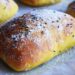 ciabatta kurkuma luchtig geel brood broodje nigella italiaans