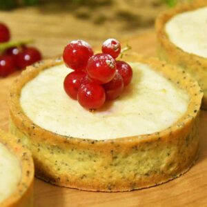 griesmeel tartelette amandelspijs maanzaad taartje dessert rode bessen