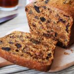 cake loaf brood mout gedroogde vruchten fruit thee vijgen rozijnen pruimen
