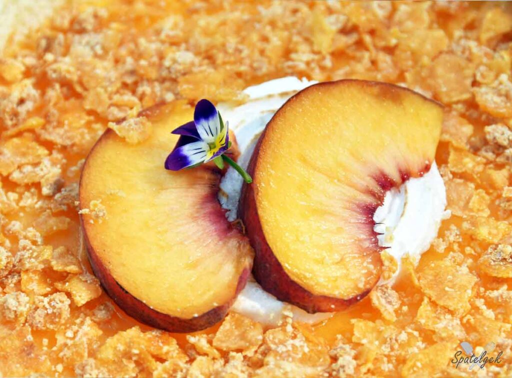charlotte perzik bavarois amandel cornflakes taart dessert toetje