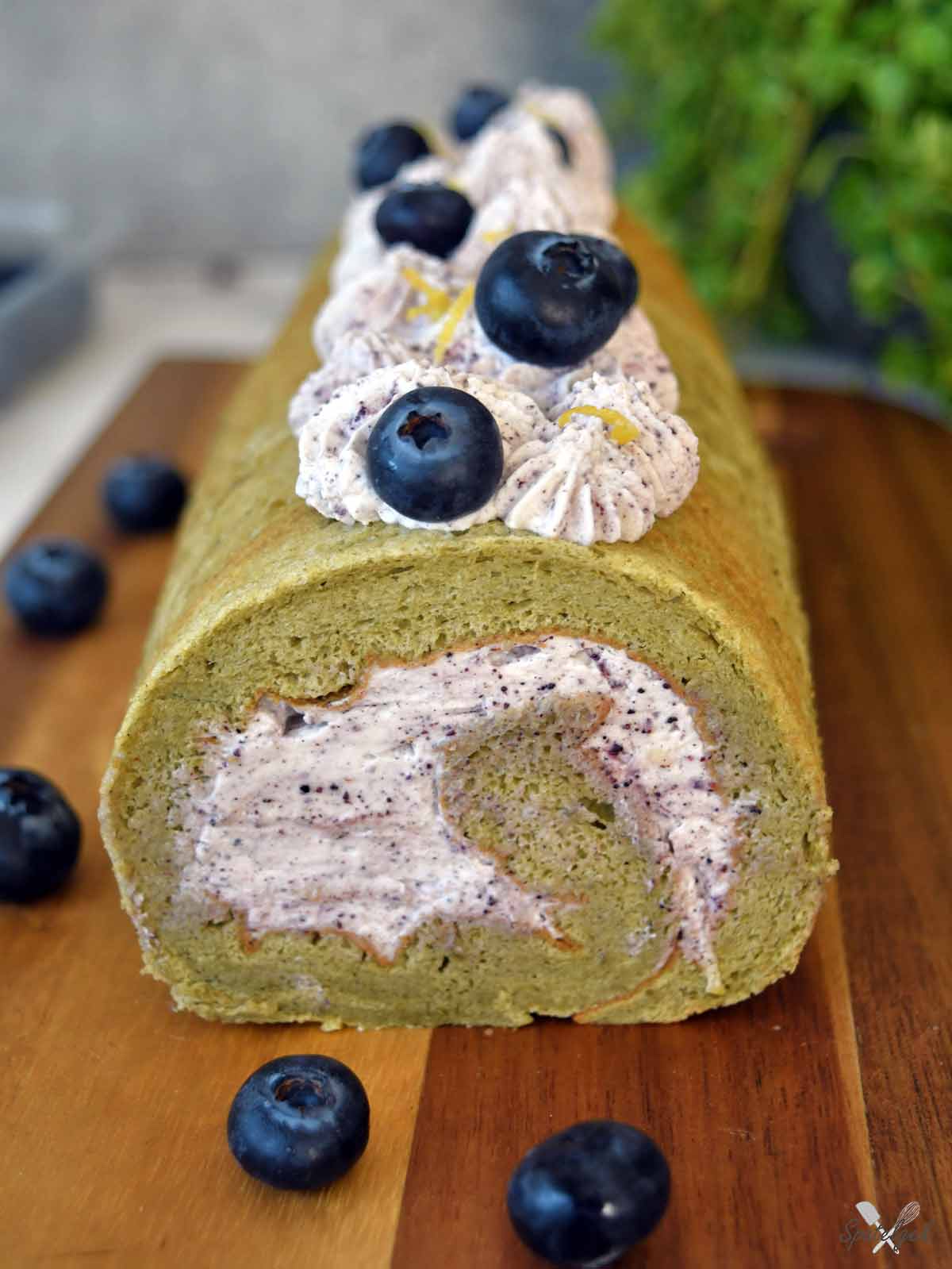 moringa cake rol aronia bessen slagroom opgerold