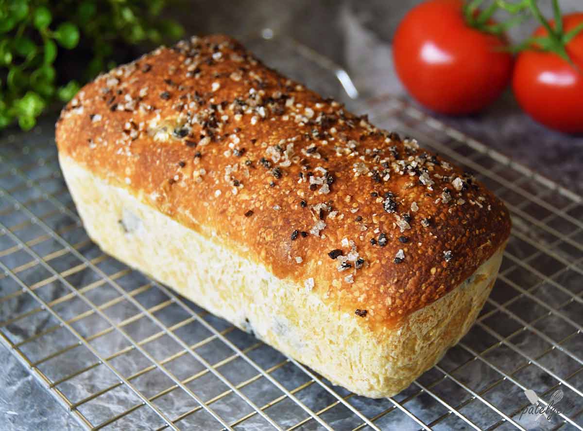 zuurdesem desem brood zwarte olijf knoflook gist busbrood