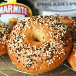 brood bagels ontbijt marmite sesam knoflook bakken zeezout