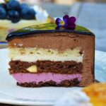 bramen tonka brownie viooltjes chocolademousse dessert entremet taart gebak spiegelglazuur