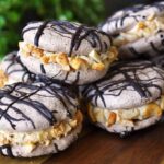 chocolade meringue koekjes kaneel pinda's banketbakkersroom schuim whoopie pie cookies