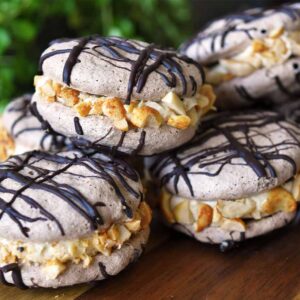 chocolade meringue koekjes kaneel pinda's banketbakkersroom schuim whoopie pie cookies