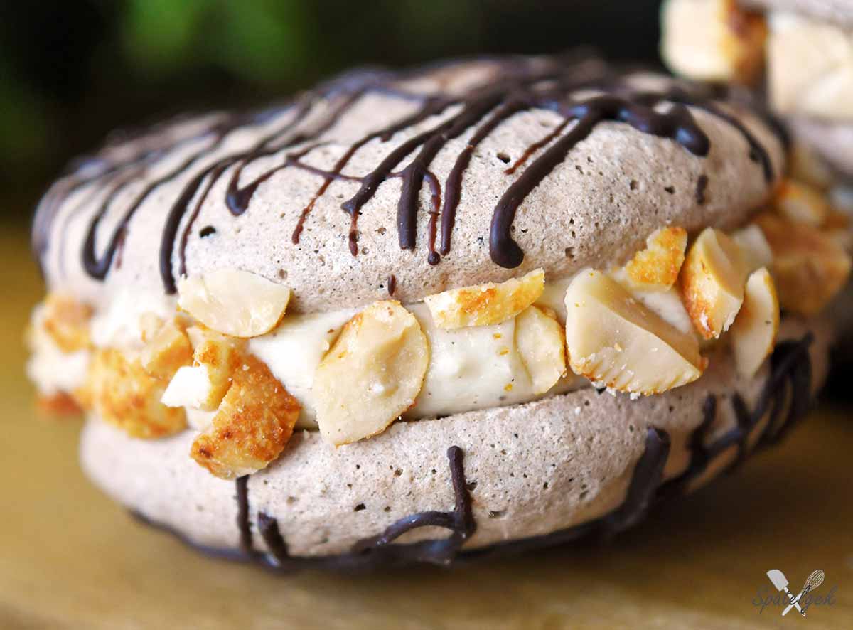 chocolade meringue koekjes kaneel pinda's banketbakkersroom schuim whoopie pie cookies
