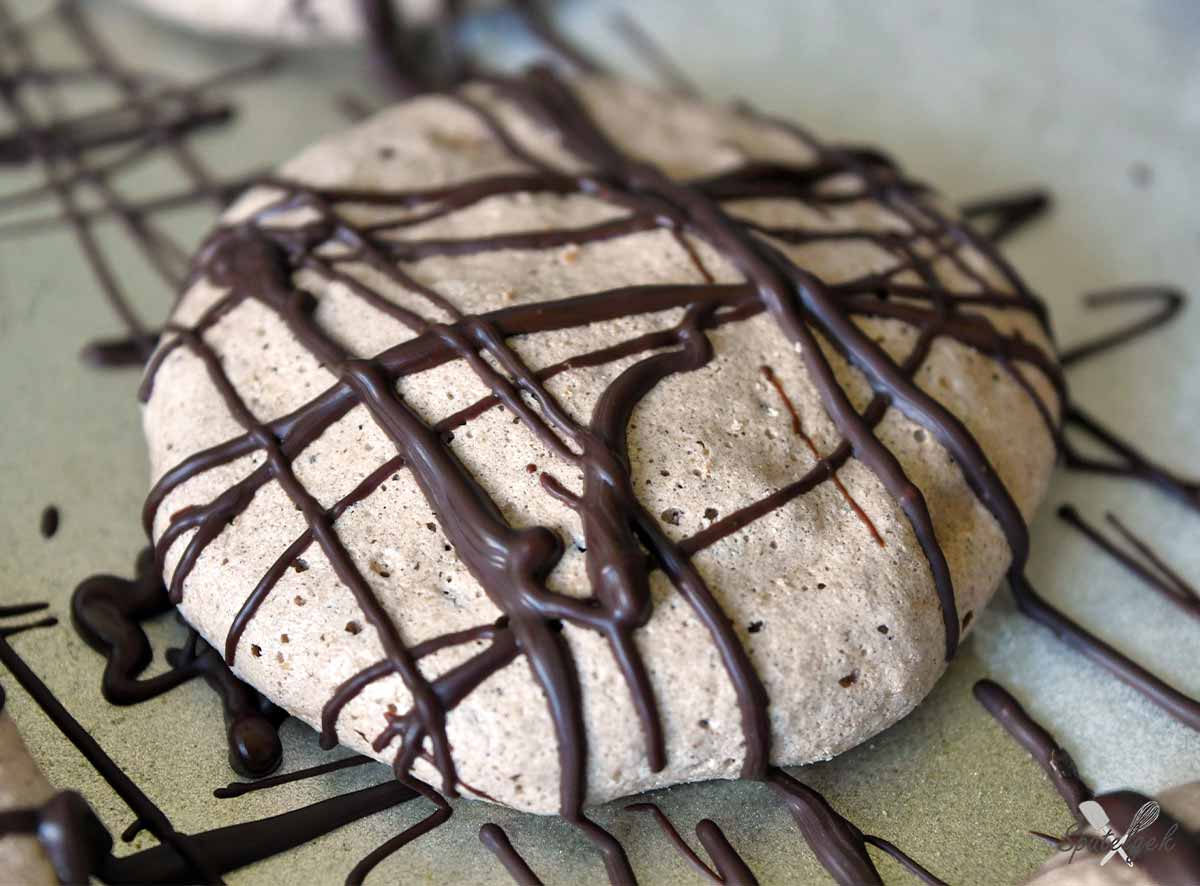 chocolade meringue koekjes kaneel pinda's banketbakkersroom schuim whoopie pie cookies